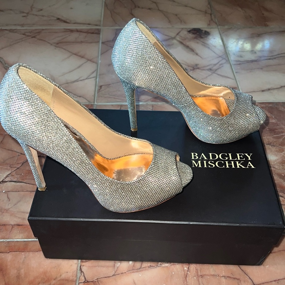 ✨Badgley Mischka Lust Peep Toe Pump - Plantino ✨